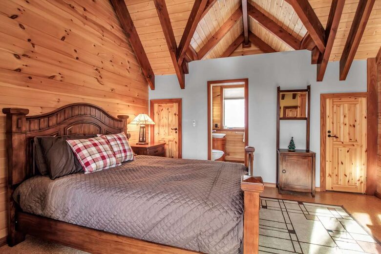 Log Cabin Across from Skiing Resorts - Ellicottville, New York