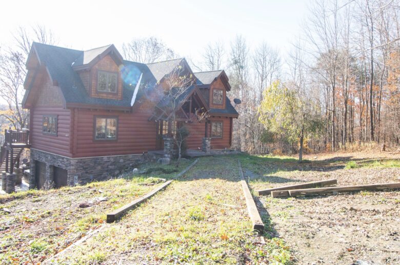 Log Cabin Across from Skiing Resorts - Ellicottville, New York