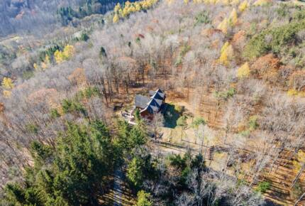 Log Cabin Across from Skiing Resorts - Ellicottville, New York