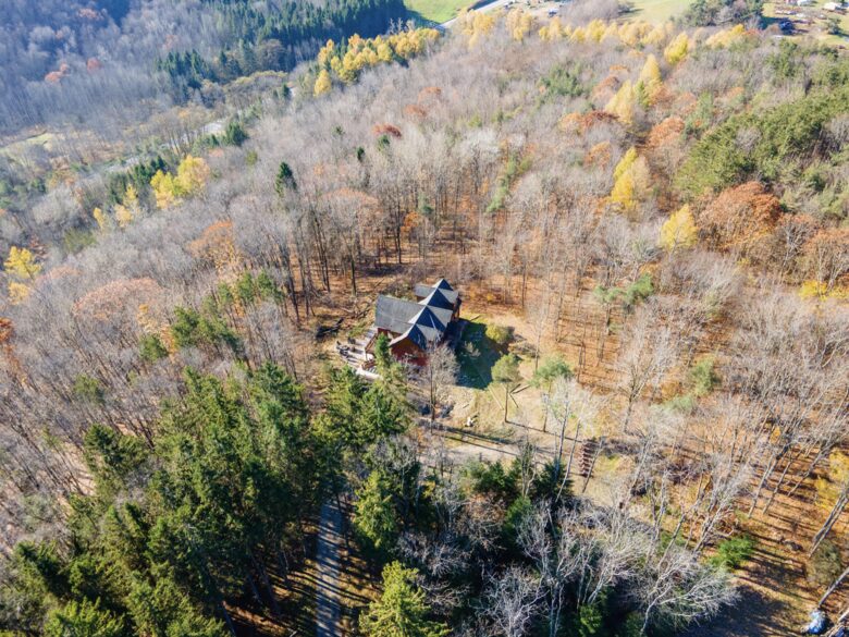 Log Cabin Across from Skiing Resorts - Ellicottville, New York