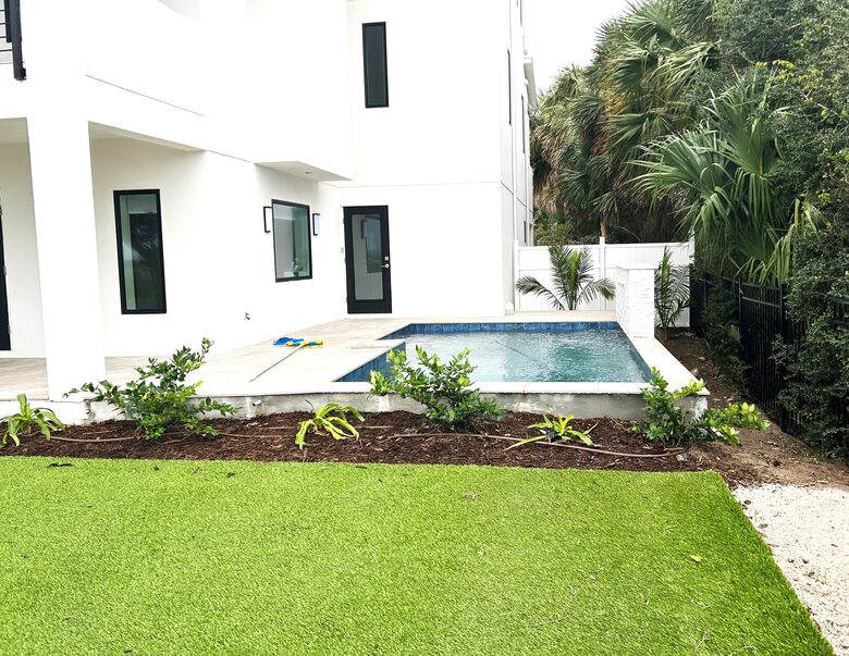 Private, heated pool with bench and 4 spa jets