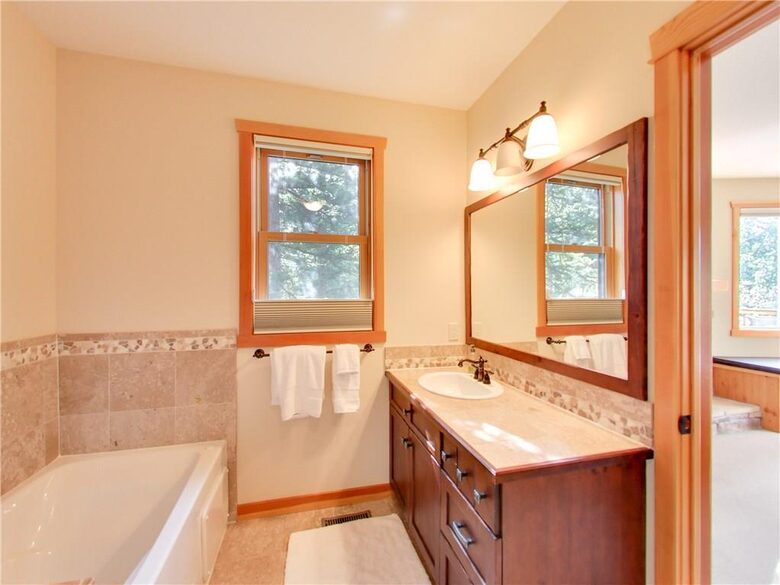 Canmore Cozy Mountain Cabin - Canmore, Canada