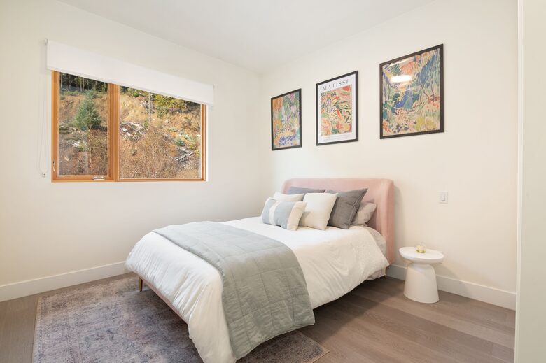 Bedroom 2 (queen)