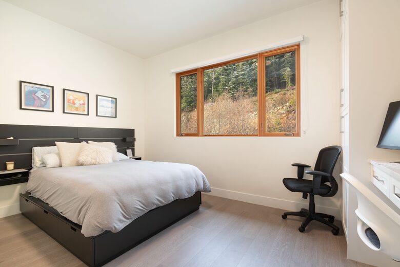 Bedroom 3 (with work space)