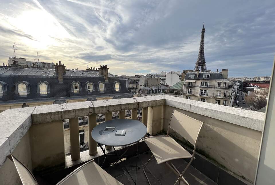 Bright apartment with balcony - Eiffel Tower view - Paris, France