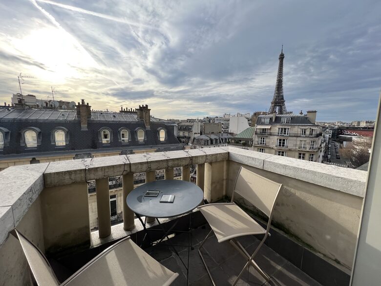 Bright apartment with balcony - Eiffel Tower view - Paris, France