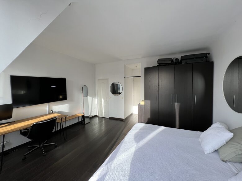 Bright apartment with balcony - Eiffel Tower view - Paris, France
