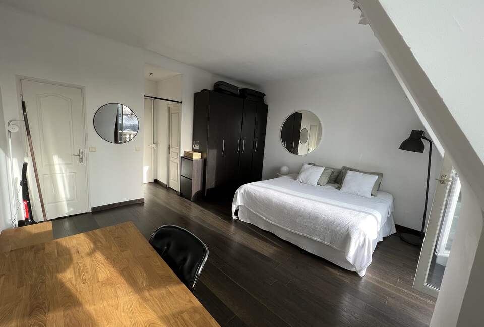 Bright apartment with balcony - Eiffel Tower view - Paris, France