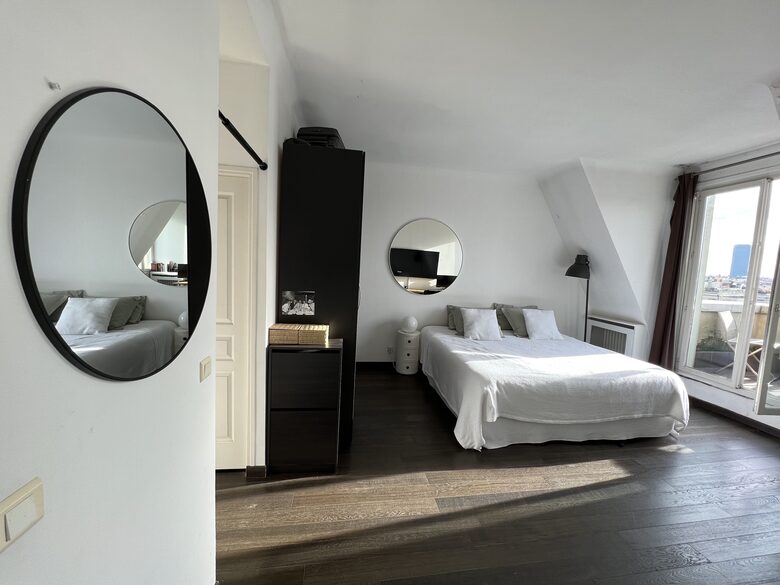 Bright apartment with balcony - Eiffel Tower view - Paris, France
