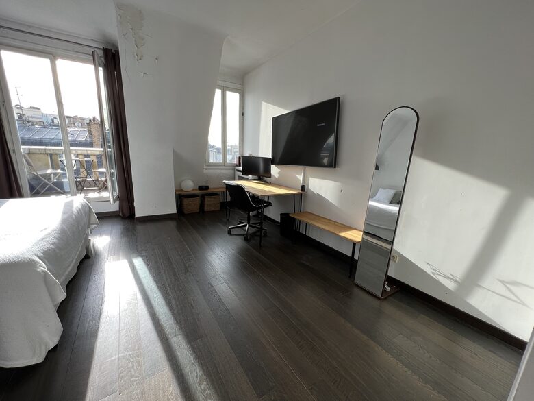 Bright apartment with balcony - Eiffel Tower view - Paris, France