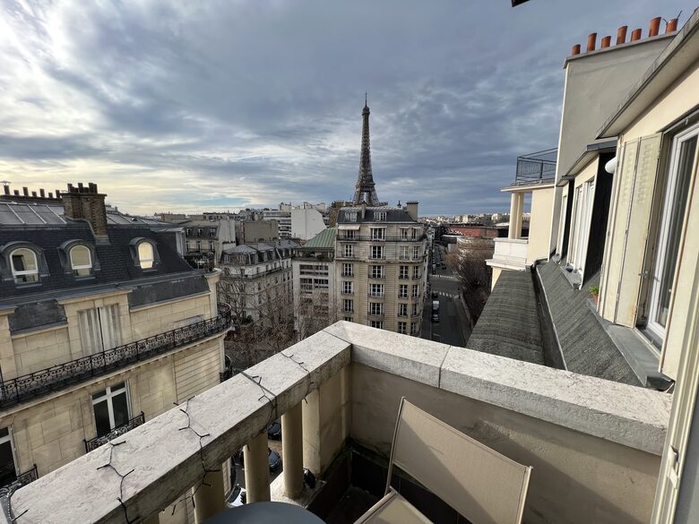 Bright apartment with balcony - Eiffel Tower view - Paris, France