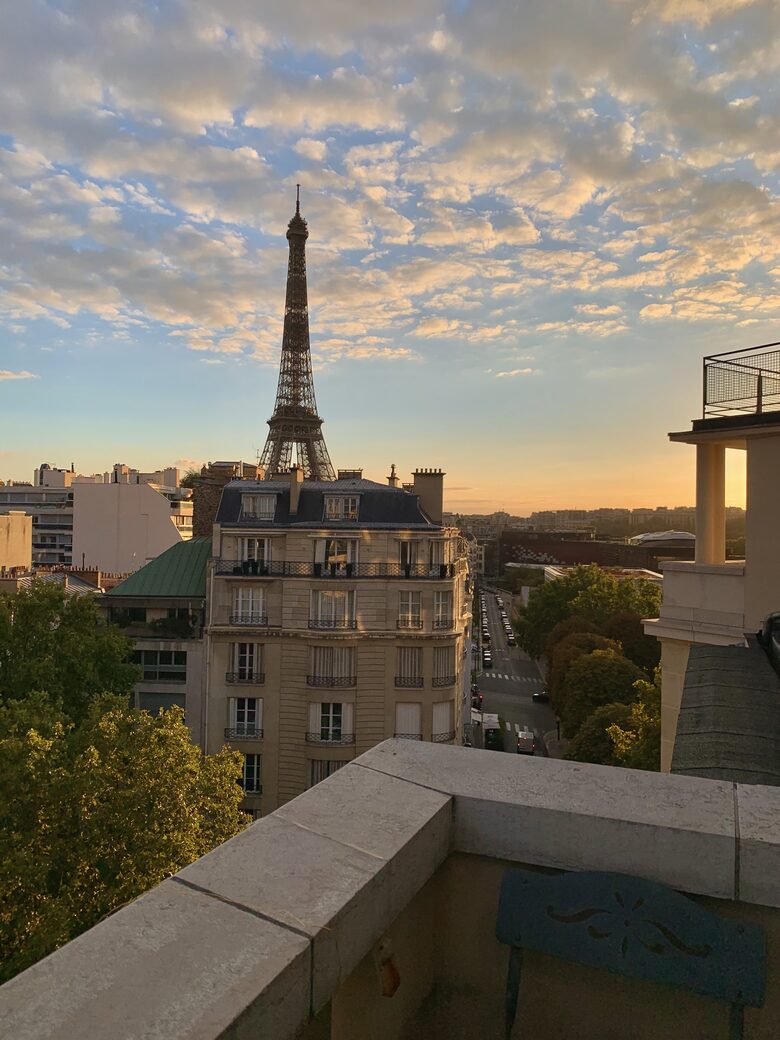 Bright apartment with balcony - Eiffel Tower view - Paris, France