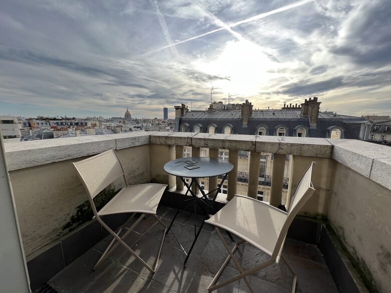 Bright apartment with balcony - Eiffel Tower view - Paris, France