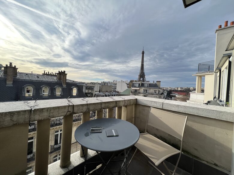 Bright apartment with balcony - Eiffel Tower view - Paris, France