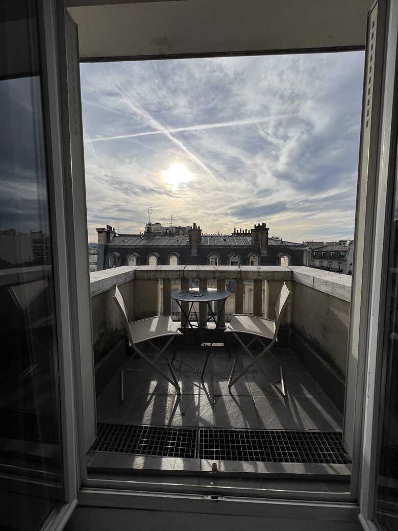 Bright apartment with balcony - Eiffel Tower view - Paris, France