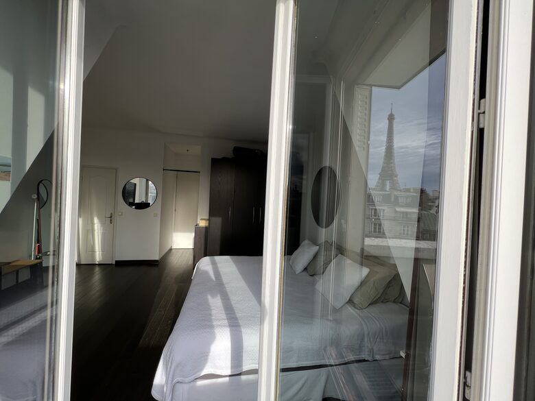 Bright apartment with balcony - Eiffel Tower view - Paris, France