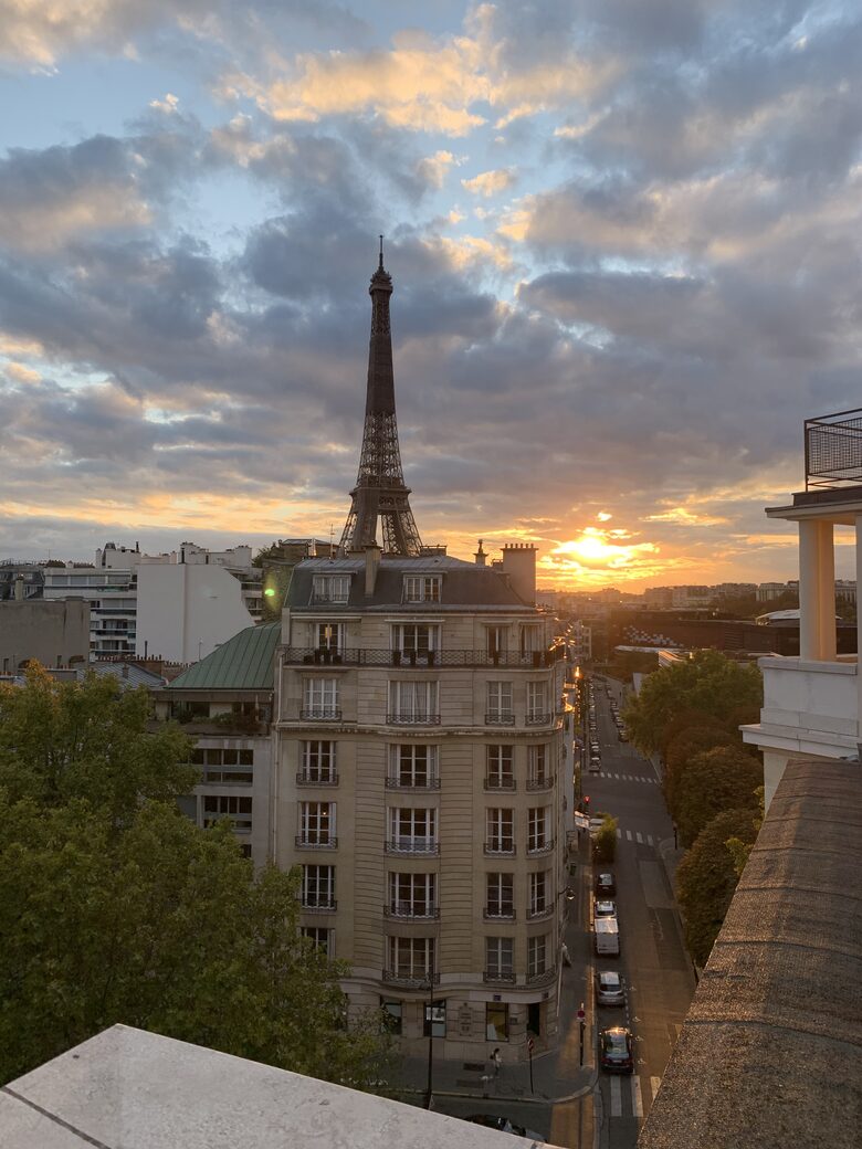 Bright apartment with balcony - Eiffel Tower view - Paris, France