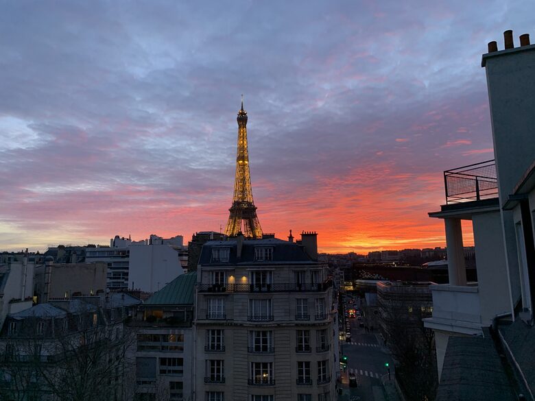 Bright apartment with balcony - Eiffel Tower view - Paris, France