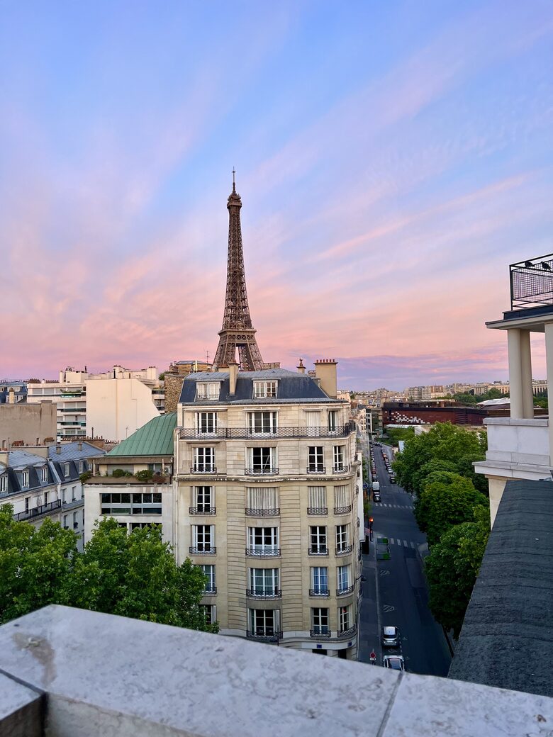 Bright apartment with balcony - Eiffel Tower view - Paris, France