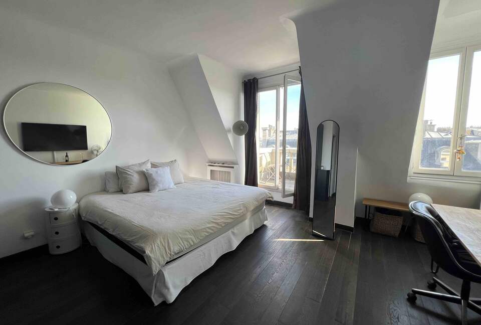 Bright apartment with balcony - Eiffel Tower view - Paris, France