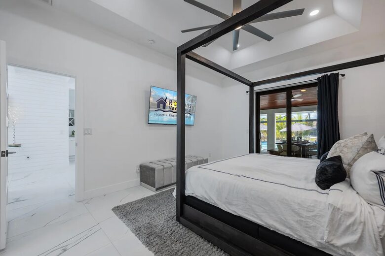 Resort Style Retreat | Gulf Access, Heated Pool & Spa, Boat Dock, Private Beach, Tiki Hut - Cape Coral, Florida