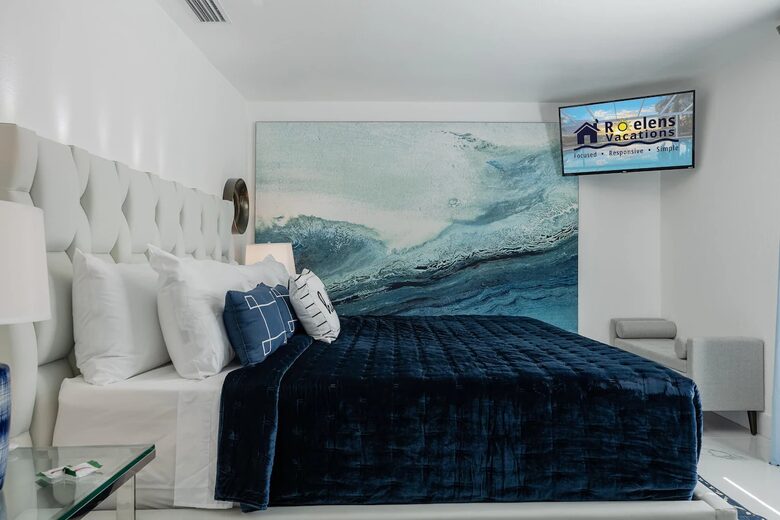 Resort Style Retreat | Gulf Access, Heated Pool & Spa, Boat Dock, Private Beach, Tiki Hut - Cape Coral, Florida