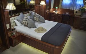M.Y. Vintage Yacht (R)