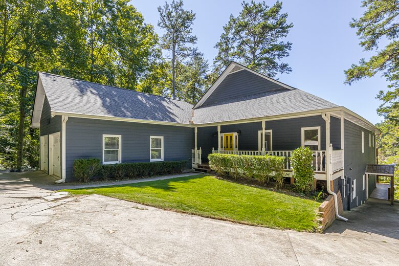 Water's Edge Lake House - Gainesville, Georgia