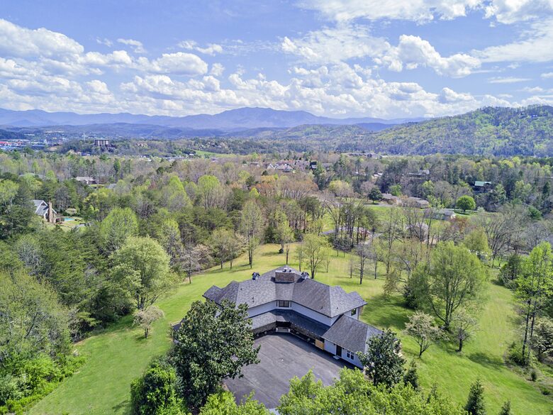 Crestview Estate | 5 acre luxury estate in Smoky Mountains - Pigeon Forge, Tennessee