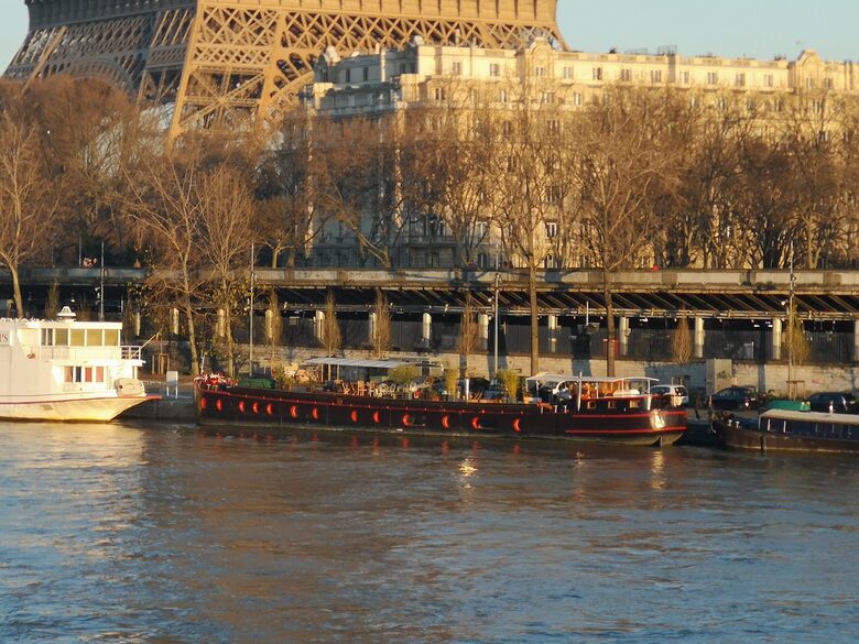 Luxury Houseboat at the Foot of the Eiffel Tower - Paris, France