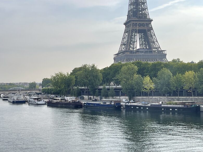 Luxury Houseboat at the Foot of the Eiffel Tower - Paris, France