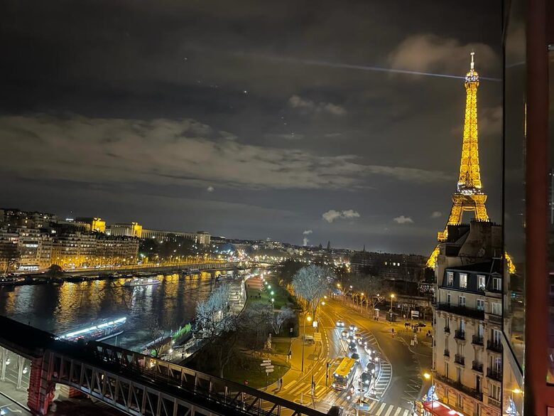 Luxury Houseboat at the Foot of the Eiffel Tower - Paris, France