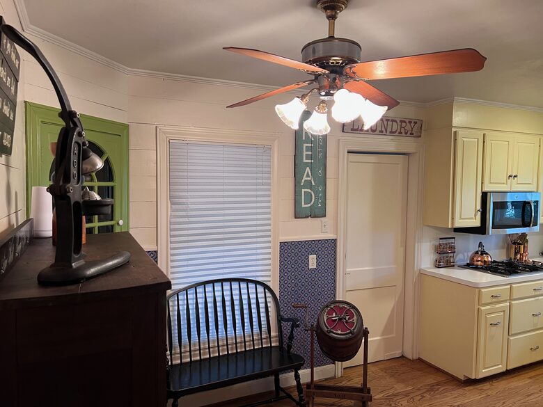 The College View House and Sun Room - For Good Ol' Ags - Bryan, Texas