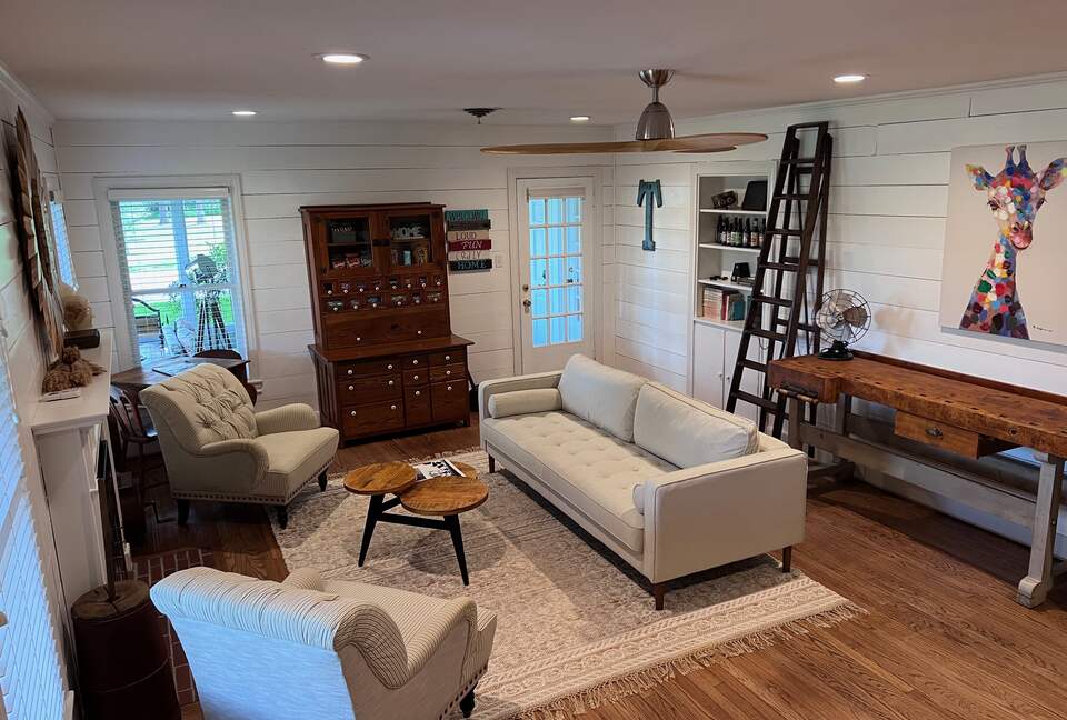 The College View House and Sun Room - For Good Ol' Ags - Bryan, Texas