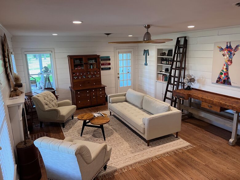 The College View House and Sun Room - For Good Ol' Ags - Bryan, Texas