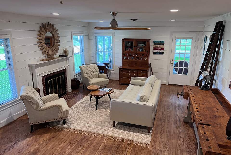 The College View House and Sun Room - For Good Ol' Ags - Bryan, Texas