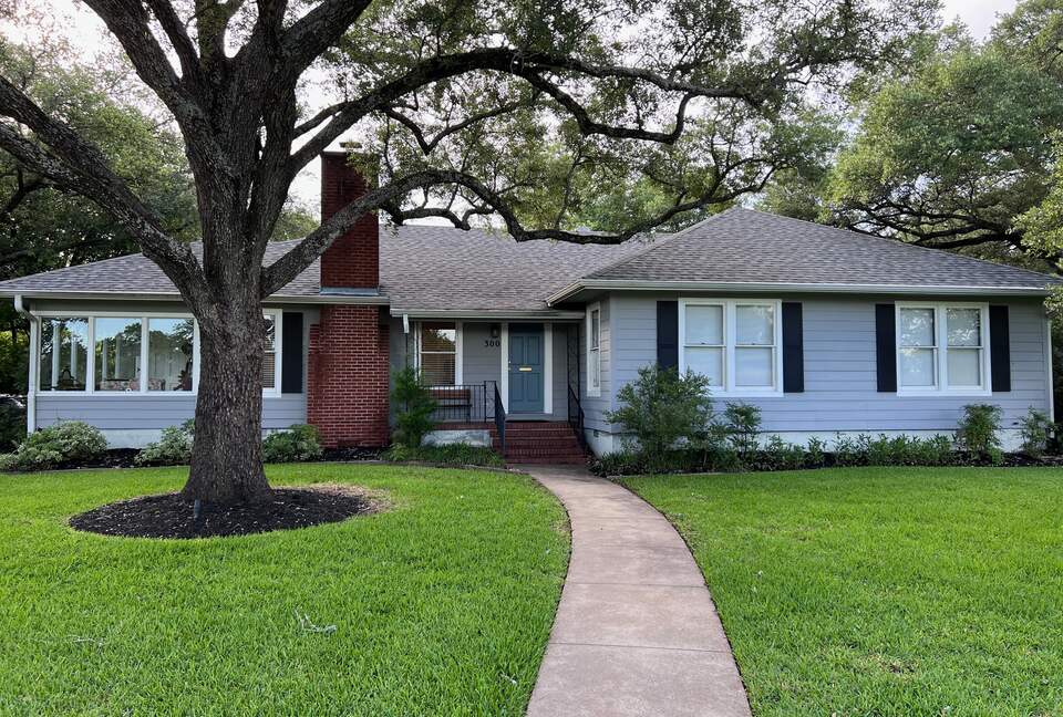 The College View House and Sun Room - For Good Ol' Ags - Bryan, Texas