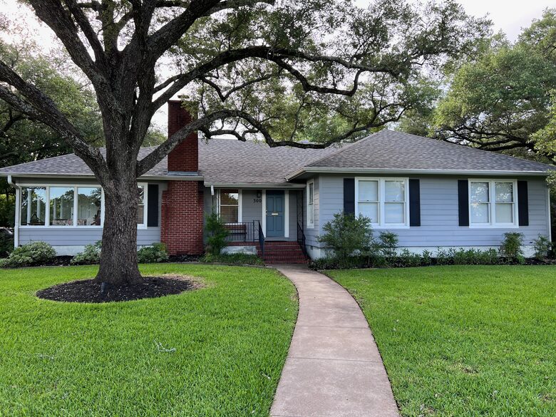 The College View House and Sun Room - For Good Ol' Ags - Bryan, Texas