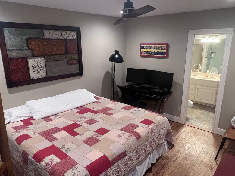 The College View House and Sun Room - For Good Ol' Ags - Bryan, Texas