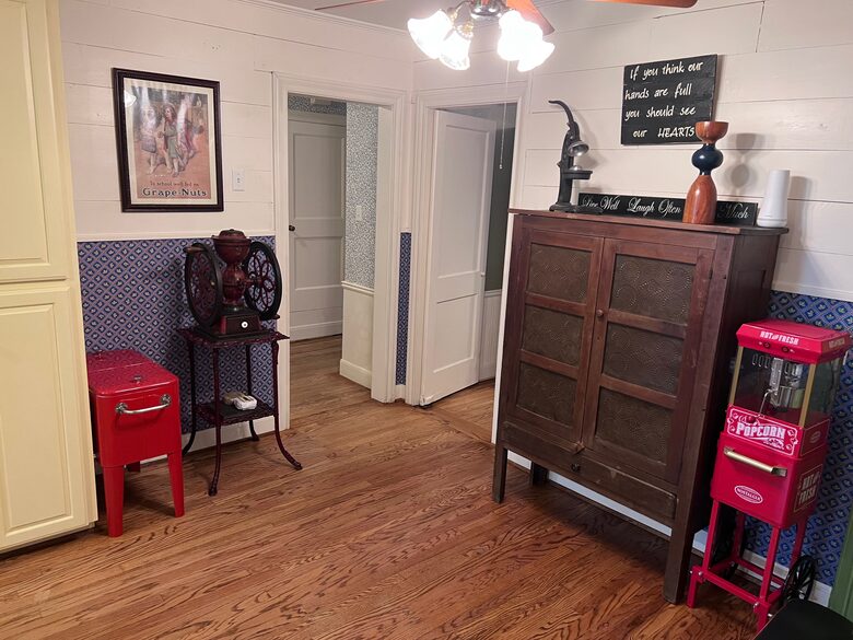 The College View House and Sun Room - For Good Ol' Ags - Bryan, Texas