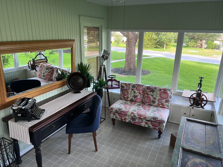 The College View House and Sun Room - For Good Ol' Ags - Bryan, Texas
