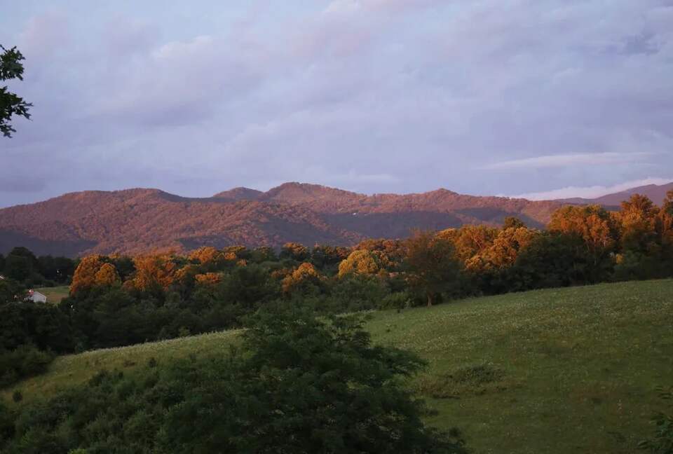 Weaverville farmhouse | 12 Minutes to Downtown Asheville - Weaverville, North Carolina