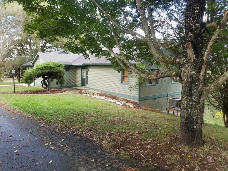 Weaverville farmhouse | 12 Minutes to Downtown Asheville - Weaverville, North Carolina