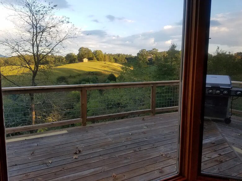 Weaverville farmhouse | 12 Minutes to Downtown Asheville - Weaverville, North Carolina