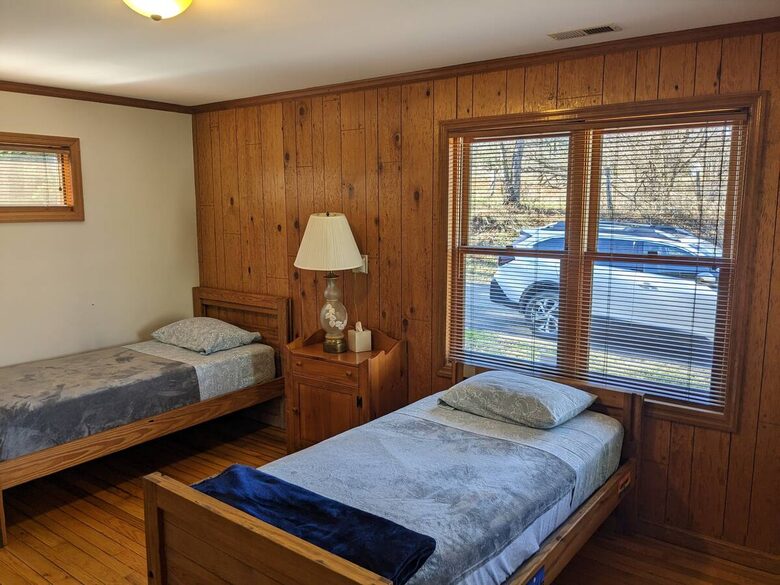 Weaverville farmhouse | 12 Minutes to Downtown Asheville - Weaverville, North Carolina