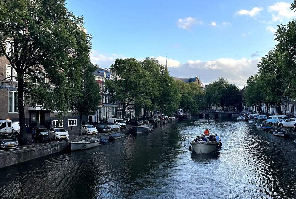 Scenic Canal Apartment - Amsterdam, Netherlands