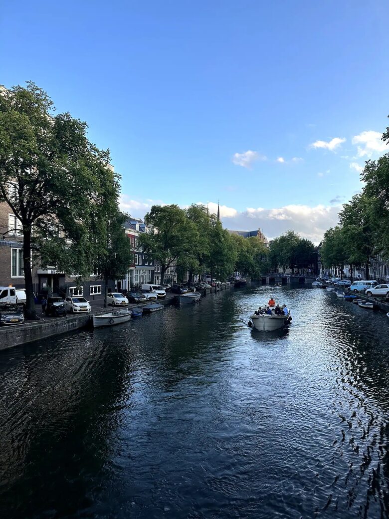 Scenic Canal Apartment - Amsterdam, Netherlands