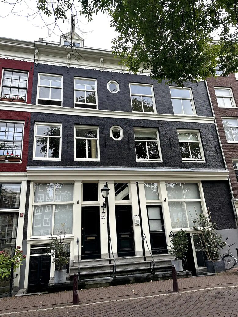 Scenic Canal Apartment - Amsterdam, Netherlands