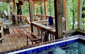 Luxury Treehouse at Water’s Edge - Sapphire, North Carolina