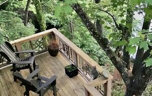 Luxury Treehouse at Water’s Edge - Sapphire, North Carolina